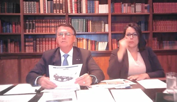 Bolsonaro faz live após Moraes mandar PF ouvi-lo sobre Moro