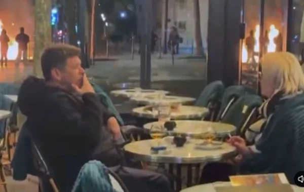 Casal bebe e conversa em bar em meio a protestos em Paris