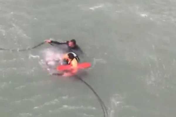 Caiaque afunda e atleta amador é resgatado após ficar à deriva
