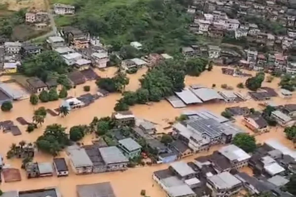 Foto colorida de Mimoso do Sul, no Espírito Santo, alagado após chuvas - Metrópoles