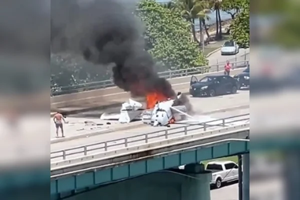 Vídeo: avião bate em carro que passava por ponte em Miami, na Flórida