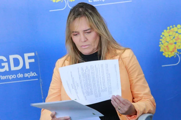 Mulher loira de roupas sociais