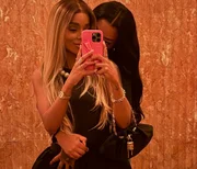 Brunna Gonçalves e Ludmilla posam abraçadas no espelho