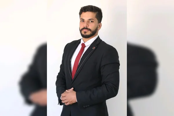 Advogado que perseguia ex e invadiu delegacia com faca é preso preventivamente