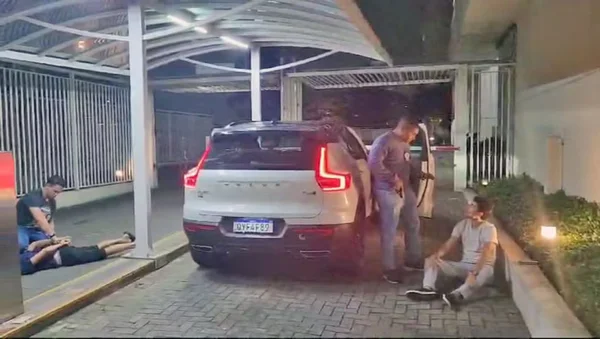 Dupla ligada ao CV é presa por negociar armas furtadas do Exército