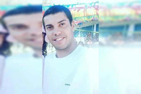 Imagem colorida de homem com camisa branca