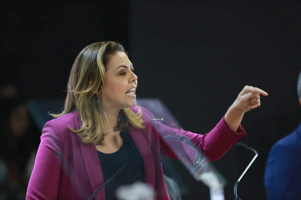 Candidata Leila do Vôlei discute com deputado distrital Hermeto, que estava na plateia do debate Metrópoles com candidatos ao GDF. Mulher de blazer roxo aponta dedo em discussão - Metrópoles