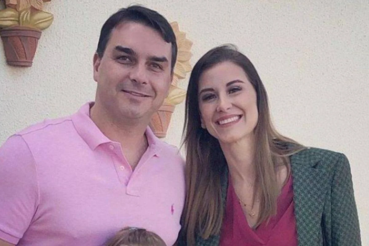 A esposa do senador já aparece em vídeos publicados nas redes sociais de Flávio A esposa do senador já aparece em vídeos publicados nas redes sociais de Flávio