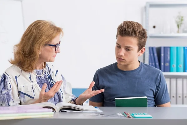 Agendar muitas aulas particulares garantirá boas notas ao meu filho?