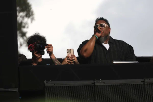 Público passa mal com spray lançado em show do Baiana System no Rock in Rio - destaque galeria
