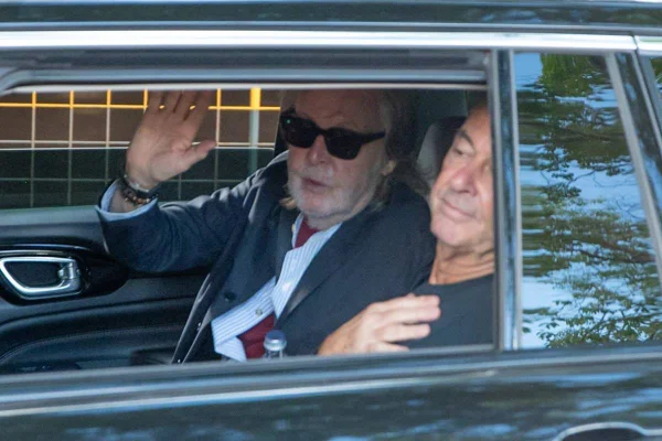 Paul Maccartney chega ao Centro Cultural Clube do Choro onde fará um show exclusivo na tarde desta terça-feira (28/11)