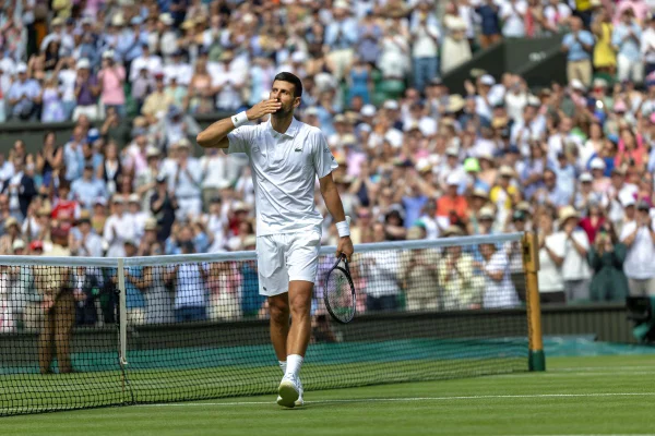 Foto colorida de Djokovic no Wimbledon - Metrópoles