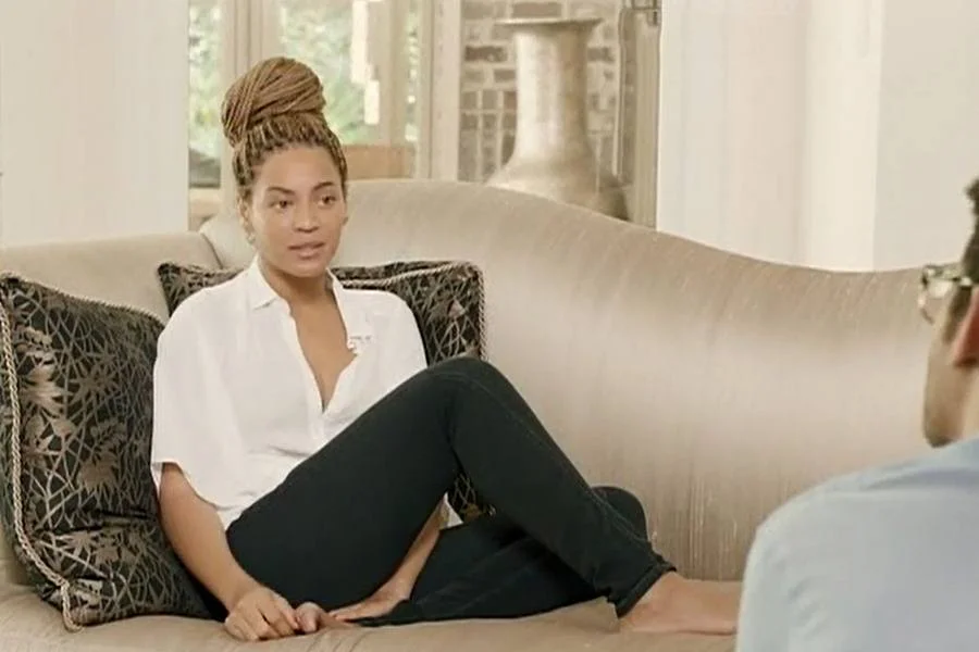 <strong>“Beyoncé - Life is But a Dream” (2013)</strong>: Gravado em tom confessional, o documentário foi assinado pela própria popstar em parceria com Ed Burke e Ilan Y. Benata. Trata-se de um registro chapa-branca da vida pessoal da cantora mais lucrativa do momento. Mesmo assim, serve como um diário íntimo da artista enquanto gestava a turnê de “Run the World” ao mesmo tempo que estava grávida da pequena Blue Ivy, primeira filha da estrela com o produtor e rapper Jay Z. <a href="https://www.youtube.com/watch?v=Hys-zsSv3Xs&feature=youtu.be" target="_blank">Veja trailer</a> <strong>“Beyoncé - Life is But a Dream” (2013)</strong>: Gravado em tom confessional, o documentário foi assinado pela própria popstar em parceria com Ed Burke e Ilan Y. Benata. Trata-se de um registro chapa-branca da vida pessoal da cantora mais lucrativa do momento. Mesmo assim, serve como um diário íntimo da artista enquanto gestava a turnê de “Run the World” ao mesmo tempo que estava grávida da pequena Blue Ivy, primeira filha da estrela com o produtor e rapper Jay Z. <a href="https://www.youtube.com/watch?v=Hys-zsSv3Xs&feature=youtu.be" target="_blank">Veja trailer</a>