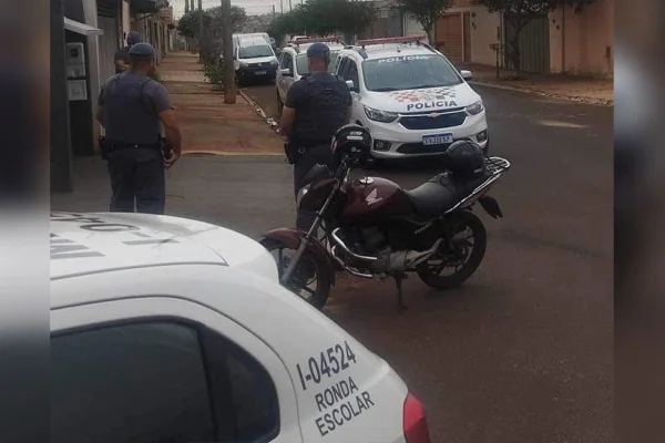 Imagem colorida mostra policiais durante ação na casa de uma mãe acusada de abusar sexualmente da filha de 5 anos para filmar e vender vídeos - Metrópoles