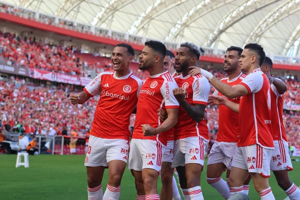 Internacional goleia Bragantino e assume 3º lugar; confira resultados