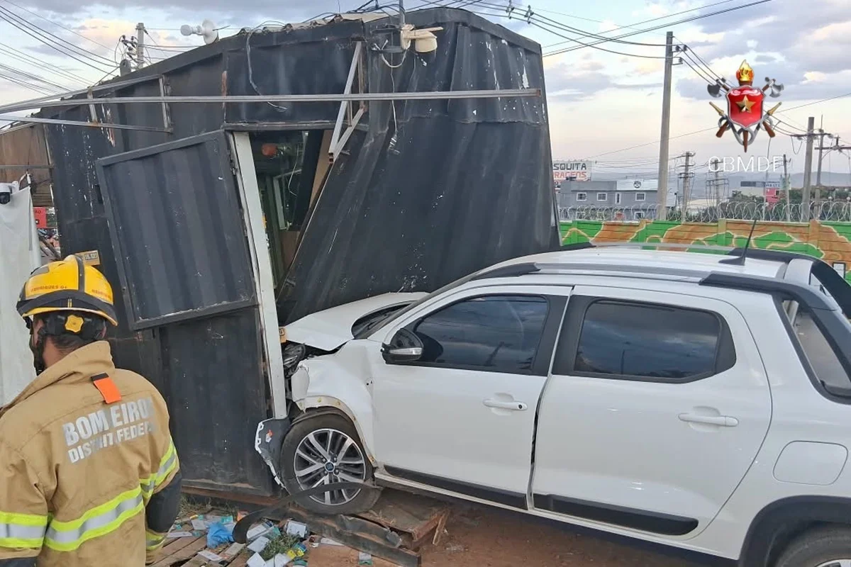Colisão em quiosque no Guará deixa três feridos em Brasília