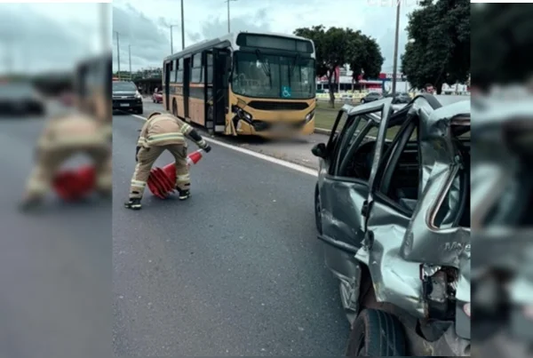 Ônibus escolar bate em carro de passeio e uma pessoa fica ferida