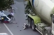 Apesar do acidente grave, ela passa bem, pois o capacete a protegeu Apesar do acidente grave, ela passa bem, pois o capacete a protegeu