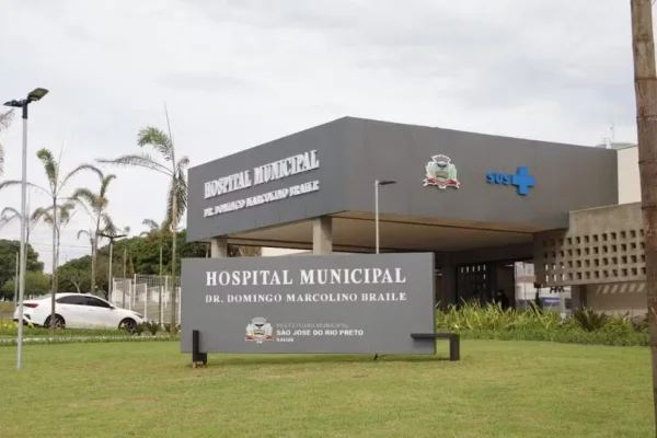 Hospital com fachada cinza e gramado no entorno - Metrópoles