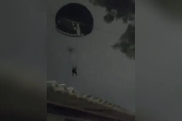 paraquedista cai em bairro residencial no rio de janeiro - Metrópoles