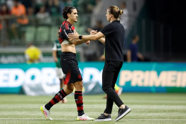 Imagem colorida do treinador Filipe Luis e do jogador Pedro, do Flamengo