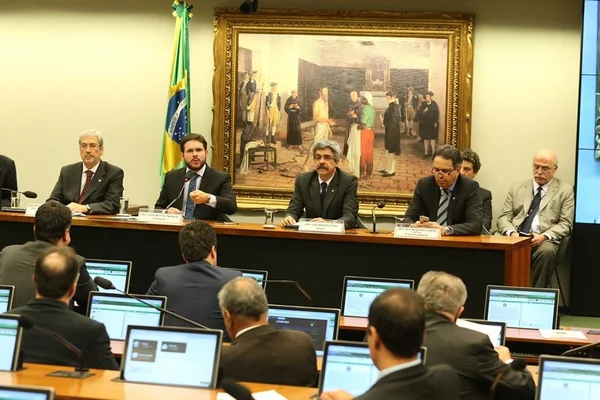 CPI da Petrobras poupa políticos e quer mudar delação premiada