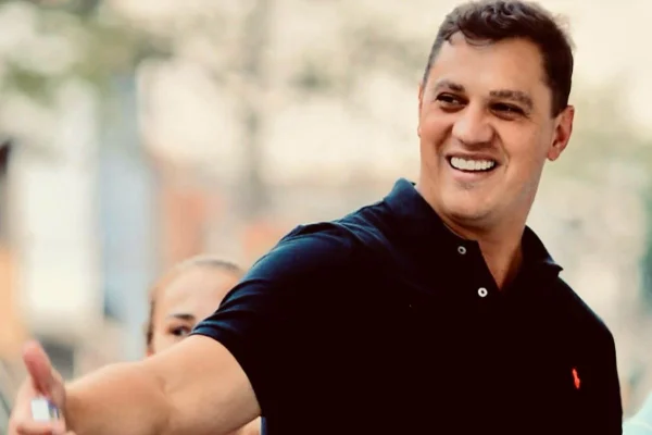 Imagem colorida mostra Engenheiro Daniel, candidato a prefeito em Taboão da Serra nas eleições 2024 - Metrópoles