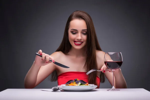 Mulher comendo sozinha