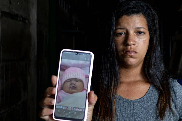 Luziânia (GO) 09/01/24 Jaqueline mostra celular com foto da filha Helena com sinais de cianose Jaqueline Fernanda Alves Vieira perdeu a filha recém-nascida, Helena, e alega negligência médica. Foto: VINÍCIUS SCHMIDT/METRÓPOLES @vinicius.foto