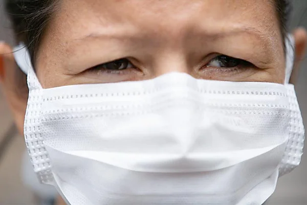 Mulher com mascara de proteção contra o coronavirus