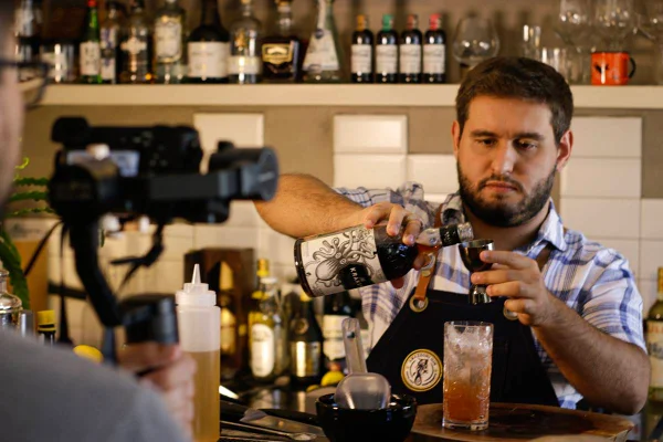 Bartender fazendo drinque enquanto é filmado