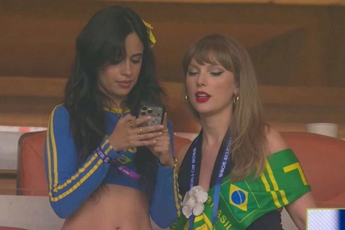 Foto gerada com IA de Camilla Cabelo e Taylor Swift assistindo ao jogo do Brasil contra a Escócia Foto gerada com IA de Camilla Cabelo e Taylor Swift assistindo ao jogo do Brasil contra a Escócia