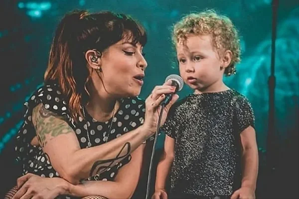 Foto colorida de Pitty e sua filha, Madá - Metrópoles