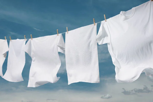 Camisetas brancas estendidas no varal