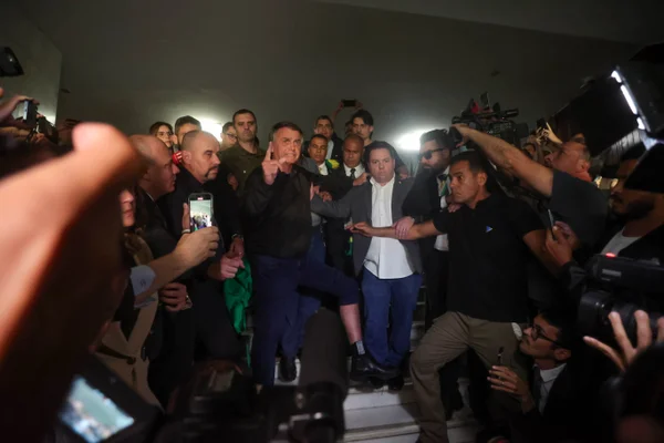 Ex-presidente Jair Bolsonaro mostra a tornozeleira eletrônica para a imprensa na saída do Congresso Nacional Metropoles