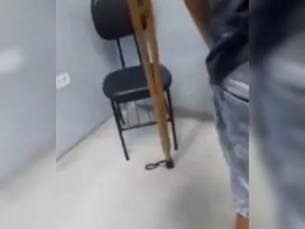 Imagem de cobra em chão de hospital; um homem atinge o animal com uma muleta - Metrópoles