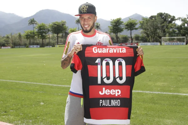 Flamengo treina no Rio em dia de festa para Paulinho e Guerrero