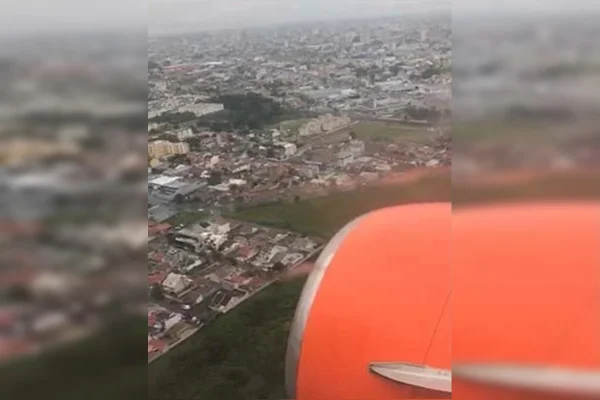Passageira de voo da Gol em rota de colisão com jato da vacina conta que piloto abortou pouso; vídeo