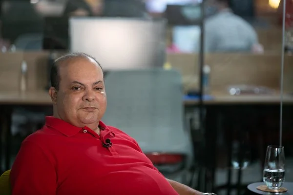 Homem de vermelho