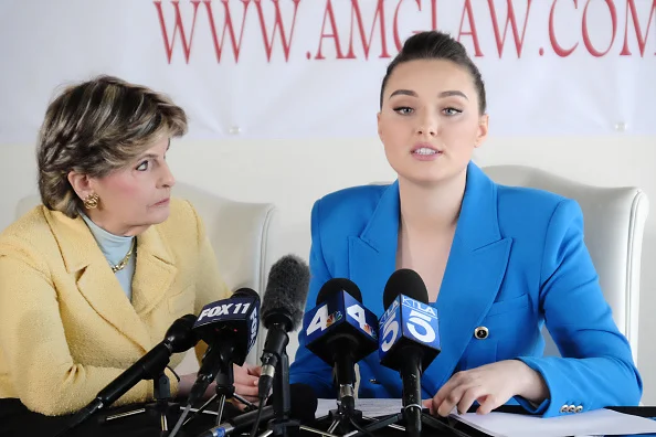 mulher ucraniana discursando em palanque