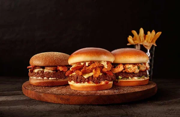 Outback promove festival de hambúrgueres com três novos sanduíches