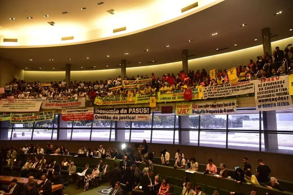 Servidores do GDF lotam galerias de olho nos recursos do Iprev