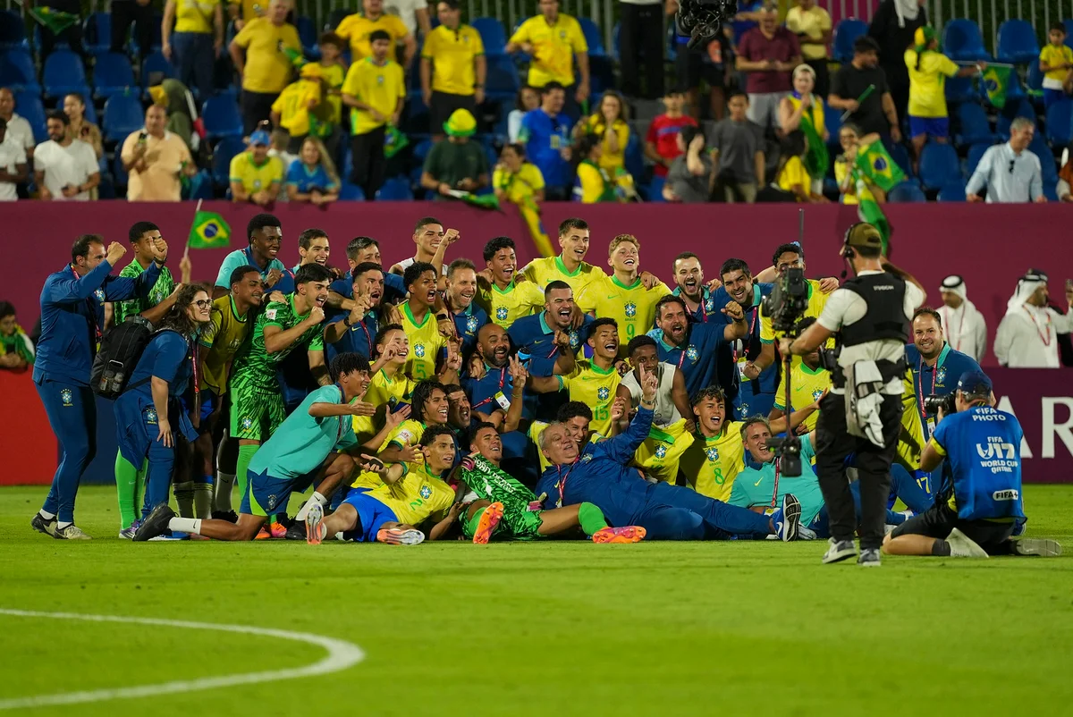 Jogadores da Seleção Brasileira comemorando classificação em cima da França
