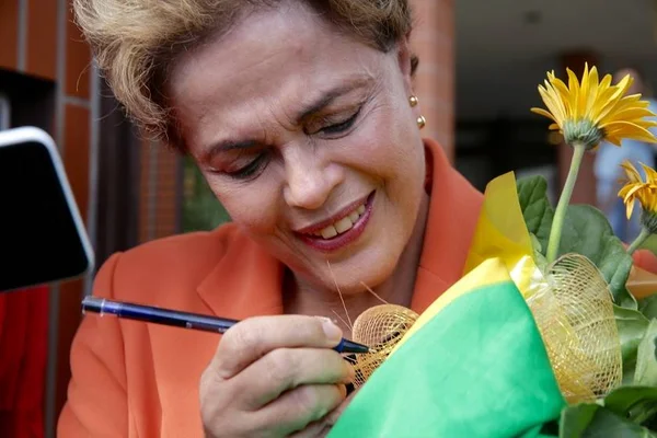 Dilma publica 14 decretos no que pode ser o dia de seu afastamento