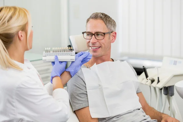 Dentista realizando tratamento dentário em paciente