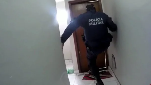 PM arrombando porta