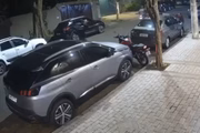 Após troca de tiros com o policial, o assaltante fugiu em sua moto
