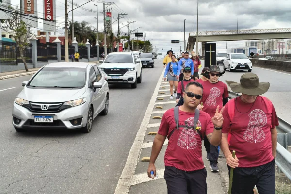 Imagem mostra peregrinos rumo a Aparecida - Metrópoles