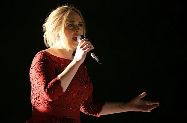 Adele desafina na festa do Grammy. Confira uma lista de altos e baixos da noite