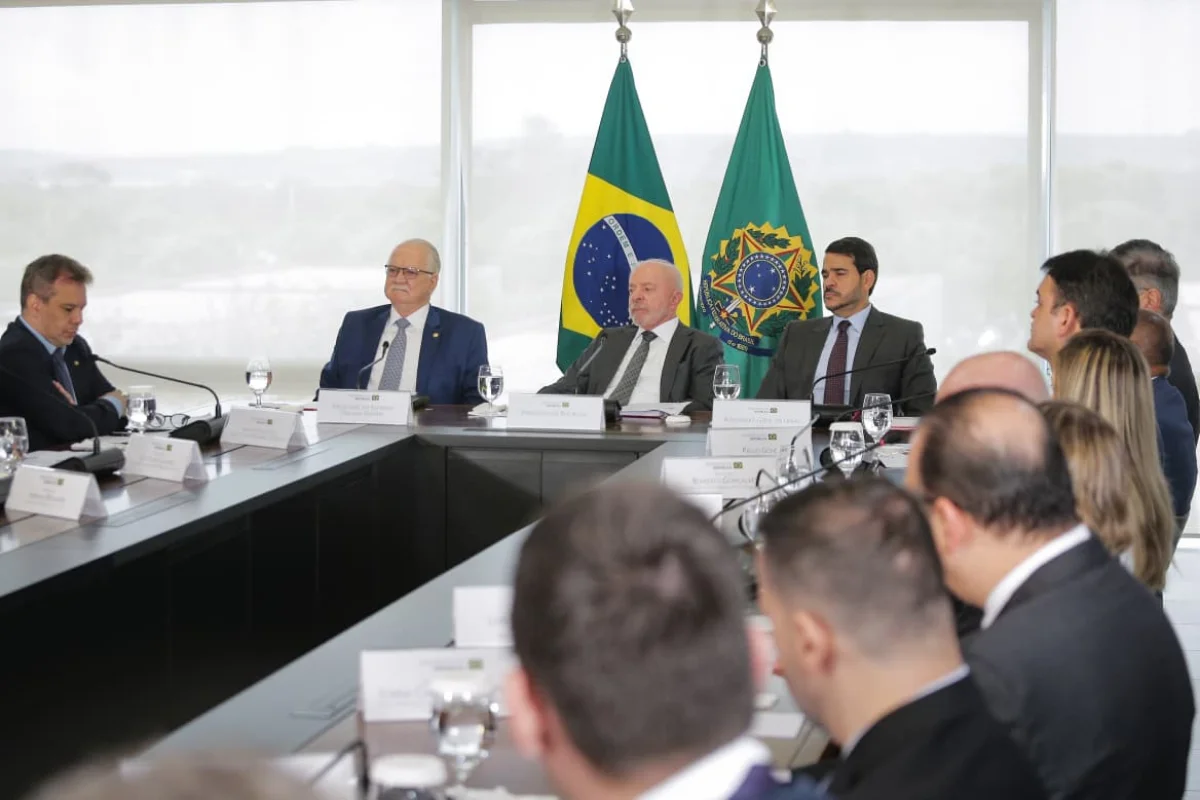Lula, Fachin e o Advogado Geral da União Jorge Messias Lula, Fachin e o Advogado Geral da União Jorge Messias
